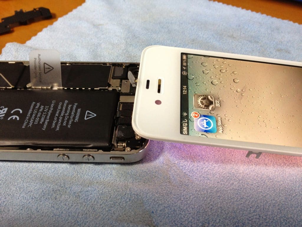 2012年のiPhone修理の検品の様子