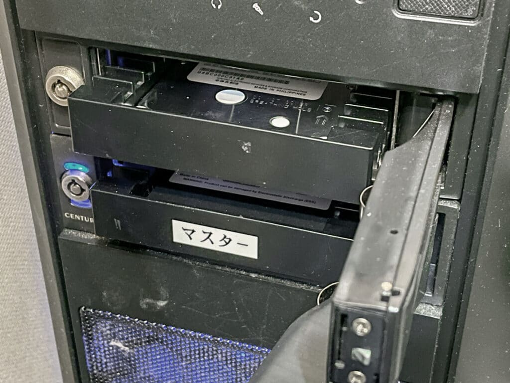 SSDとHDDをマウンターに入れてパソコンにどーん