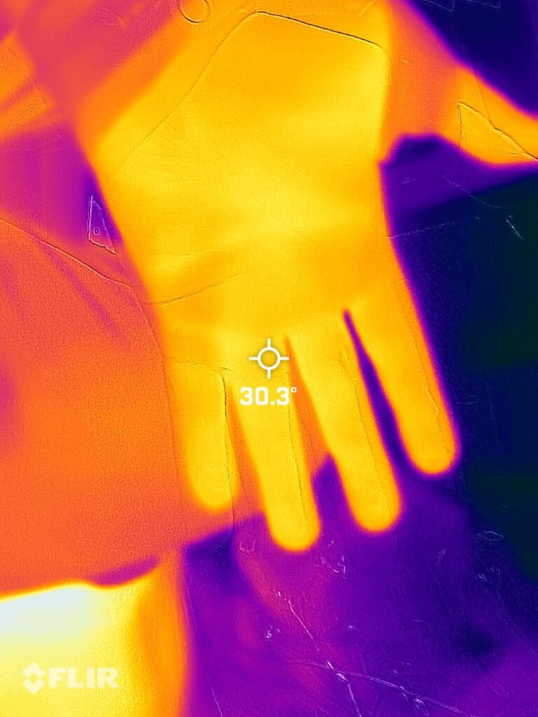 赤外線サーモグラフィーで手を撮影