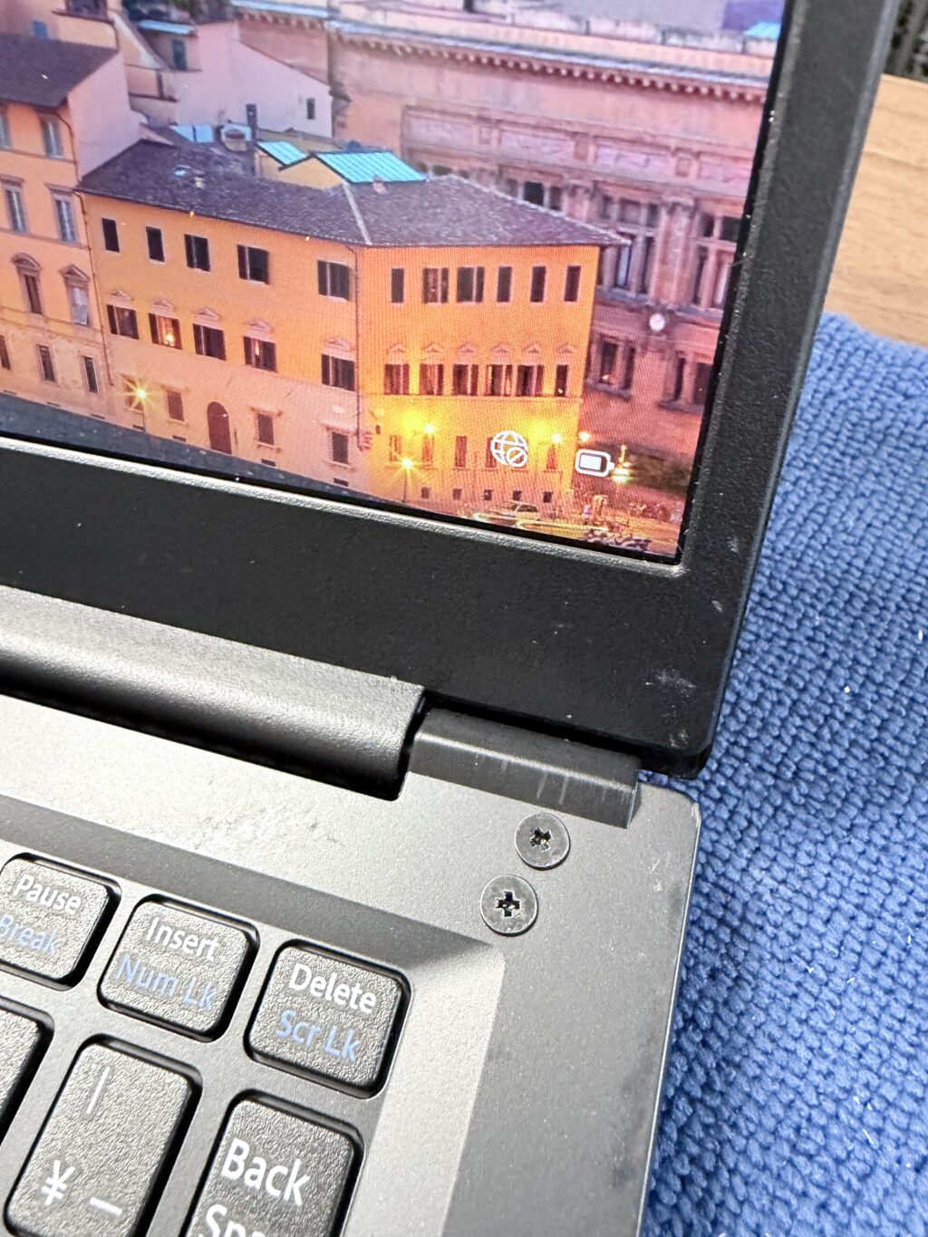 マウスコンピューター キーボード側からボルト固定