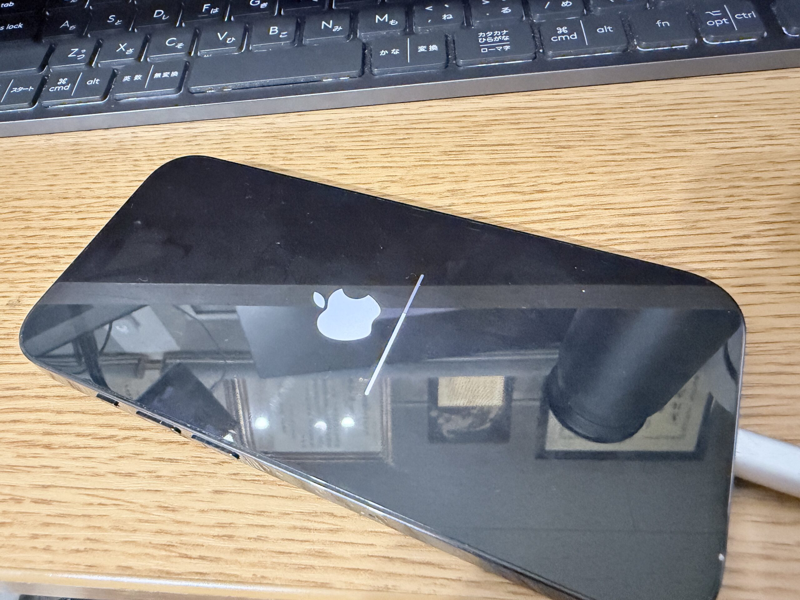 普通モードで修復中のiPhone実機。Appleロゴとプログレスバー