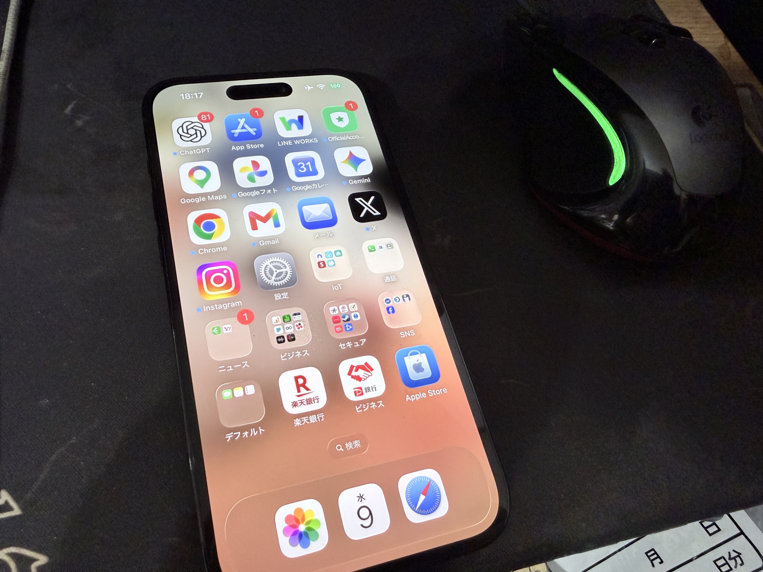 普通モードでの修復後、通常起動してホーム画面が表示されたiPhone 14 Pro。アプリや通知バッジがそのまま残っている